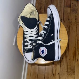 Black and White Converses size 9
